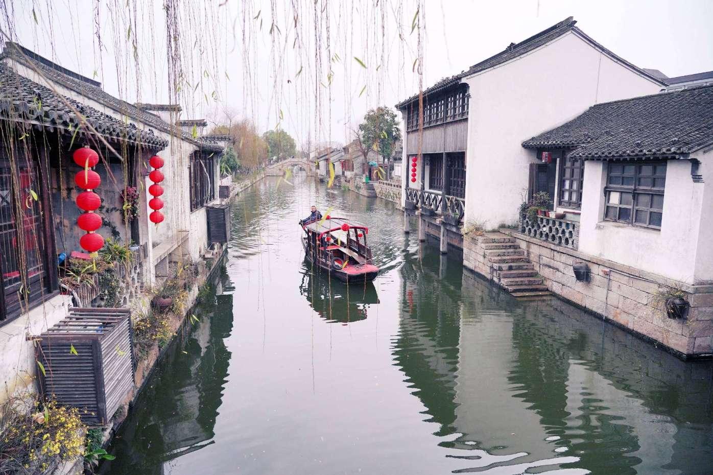 宝宝为什么总吐奶?竖抱拍背有危险!避坑经验都帮你总结出来了